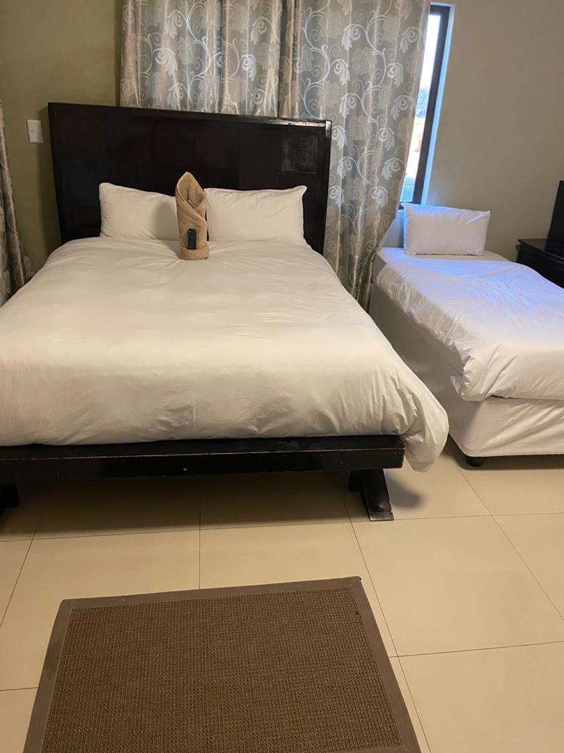 Pandeinge Hotel Windhoek Bagian luar foto