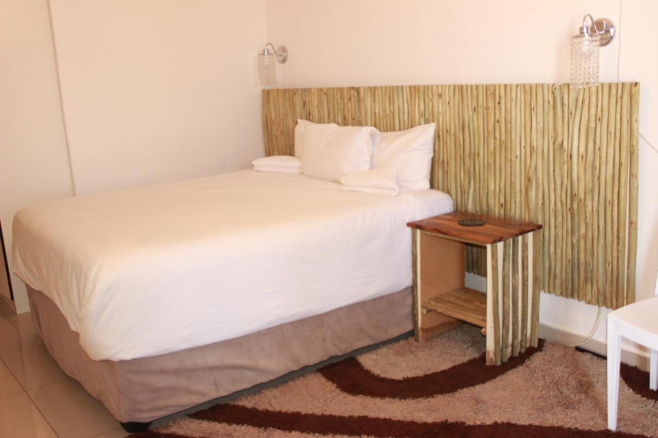 Pandeinge Hotel Windhoek Bagian luar foto