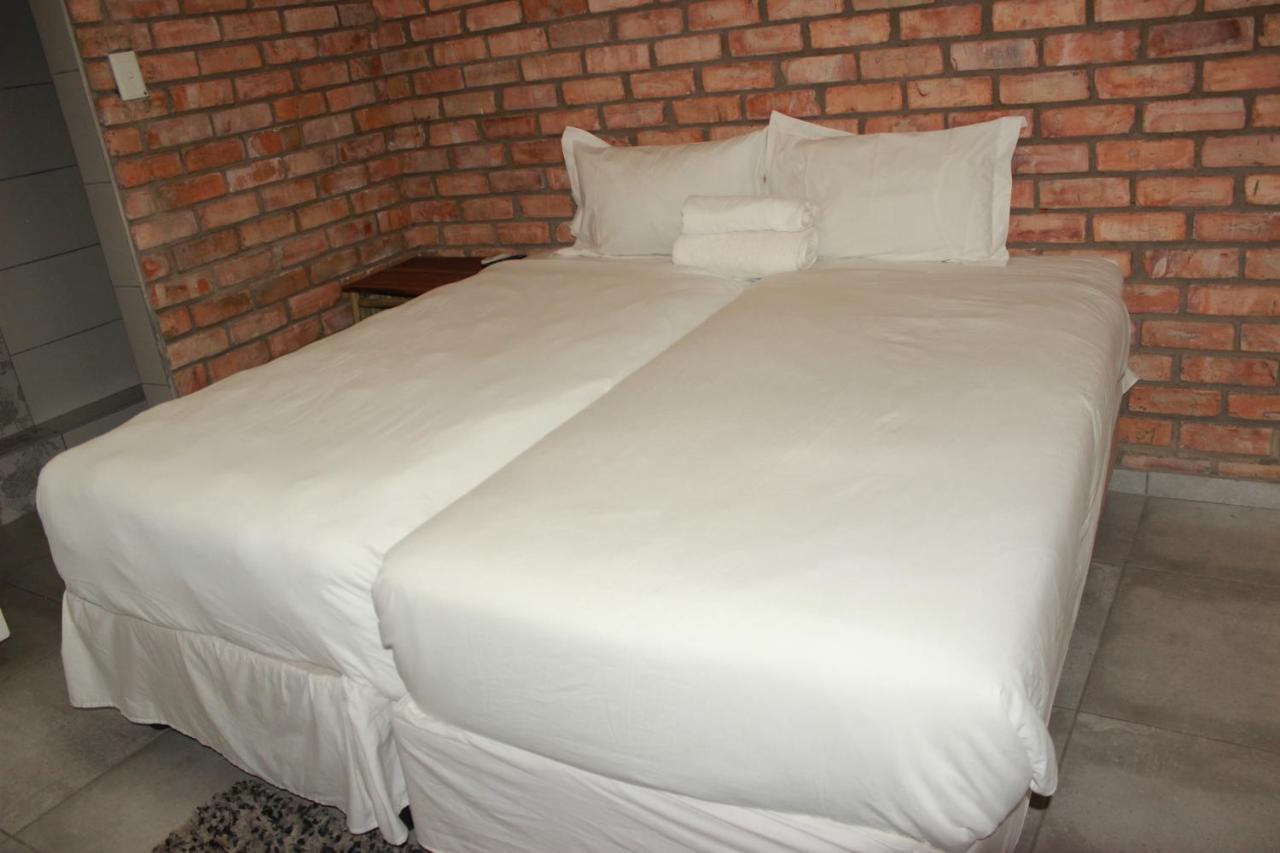 Pandeinge Hotel Windhoek Bagian luar foto