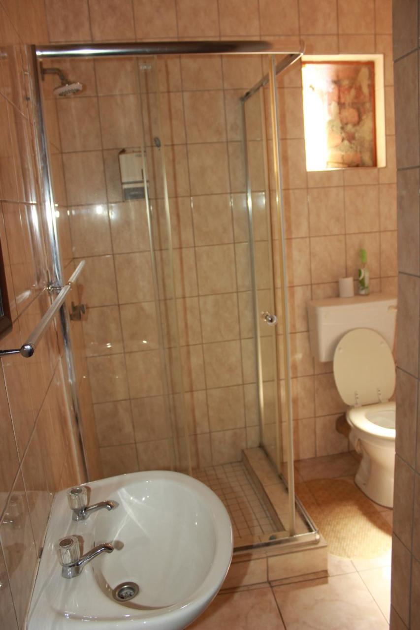 Pandeinge Hotel Windhoek Bagian luar foto